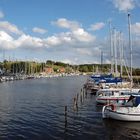 Am Hafen In Seedor